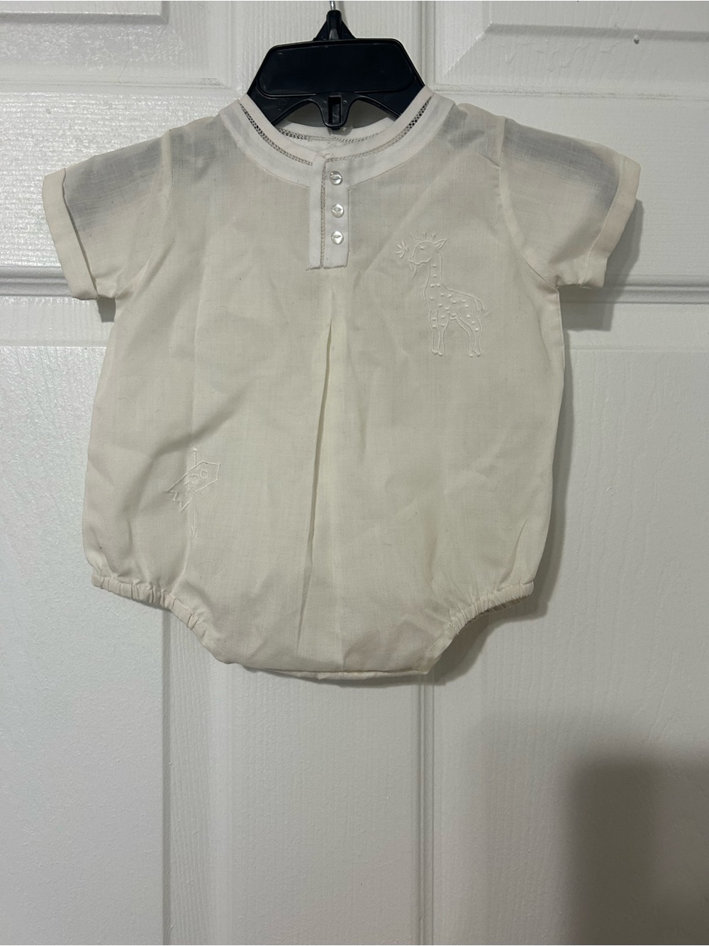 Cream Short-Sleeve Baby Romper with Giraffe Embroidery